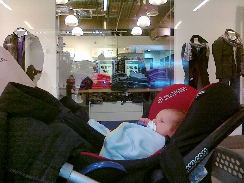 20111106436.jpg - Adaś pierwszy raz na zakupach . . . 06.11.2011r