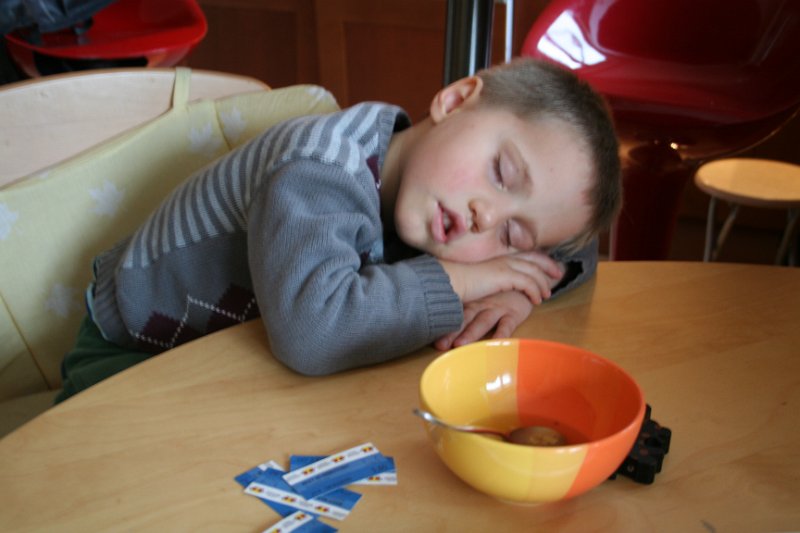 IMG_4399.JPG - Wojtek przysnął przy zupie.