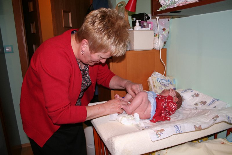 IMG_4515.JPG - Babcia pierwszy raz przewija Adasia (19.11.2011r)