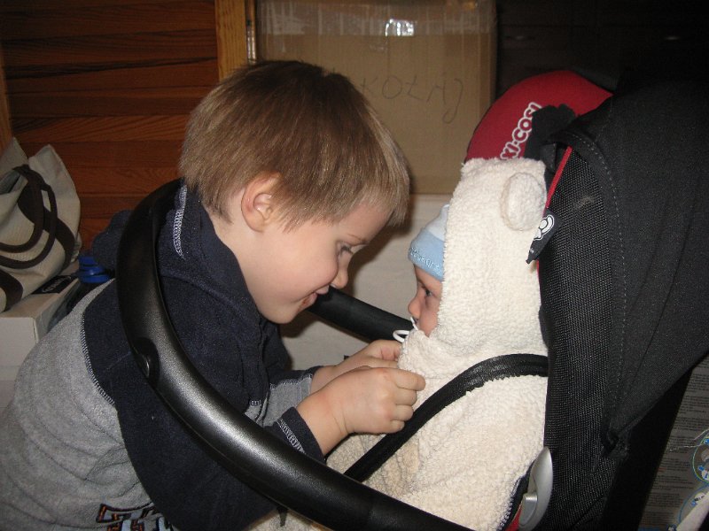 IMG_3176.JPG - Wojtek szykuje brata do spaceru?